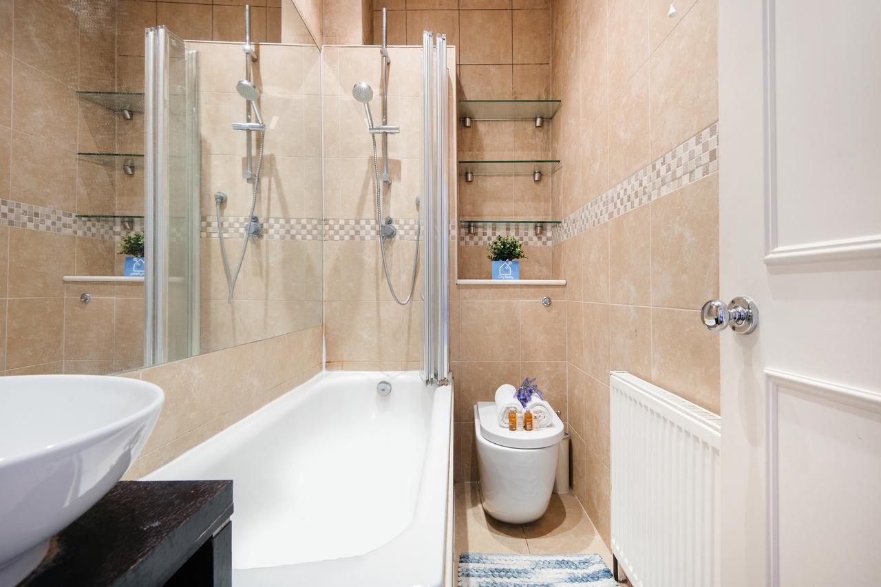 Bright Gratton Road Apartment London Eksteriør billede