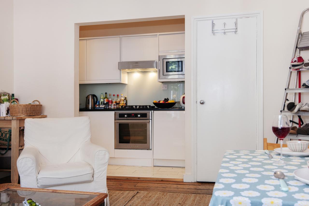 Bright Gratton Road Apartment London Eksteriør billede