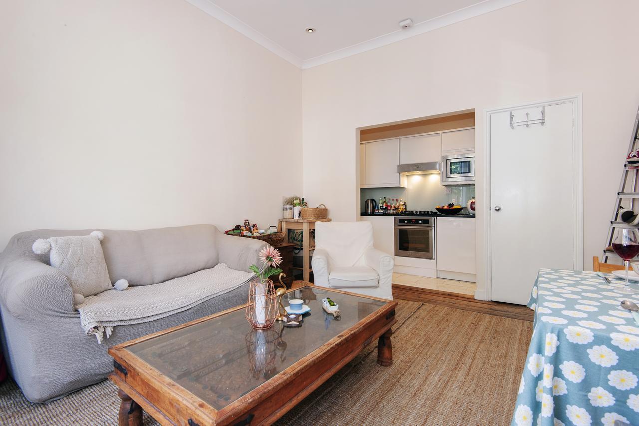 Bright Gratton Road Apartment London Eksteriør billede